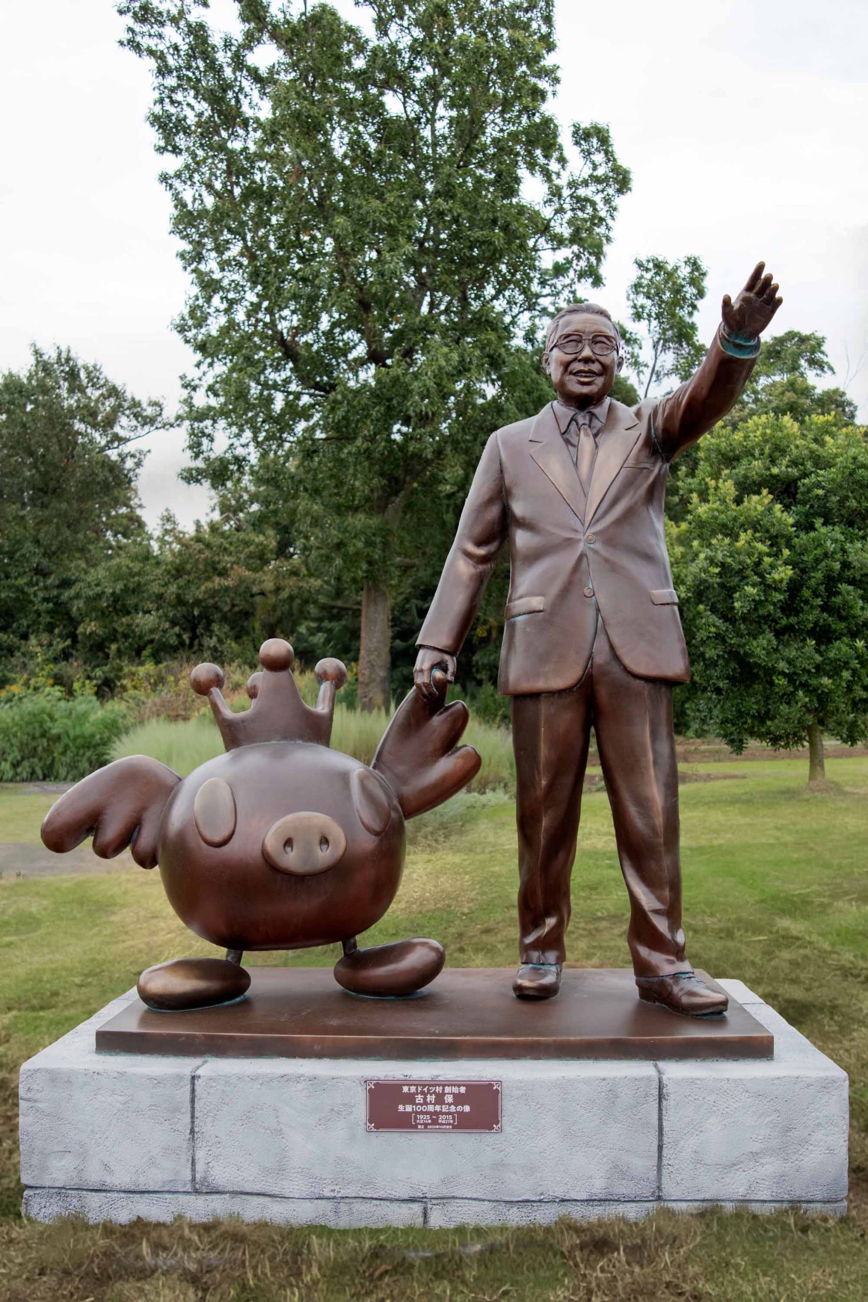 東京ドイツ村会長とホーリー像