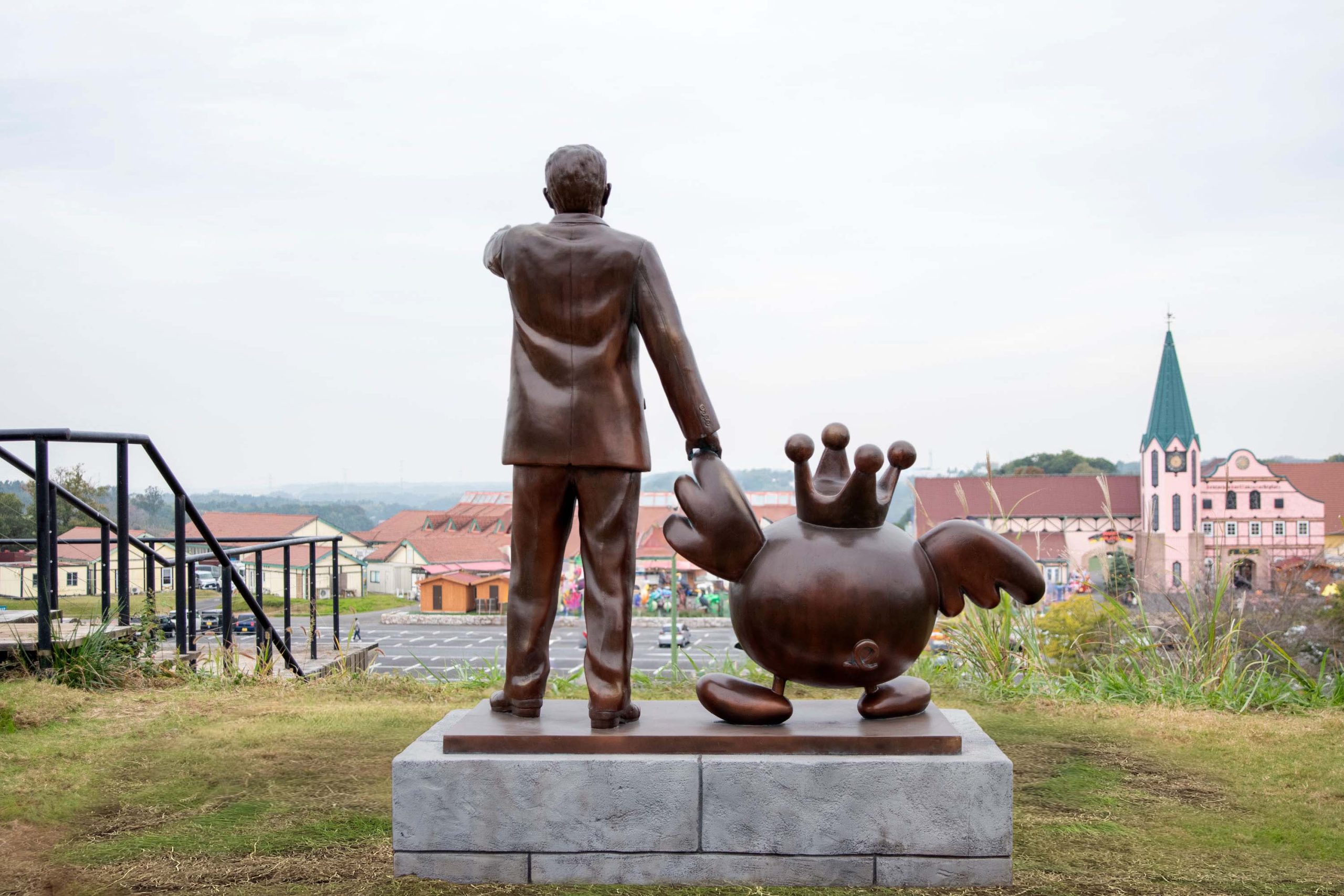 東京ドイツ村会長とホーリー像