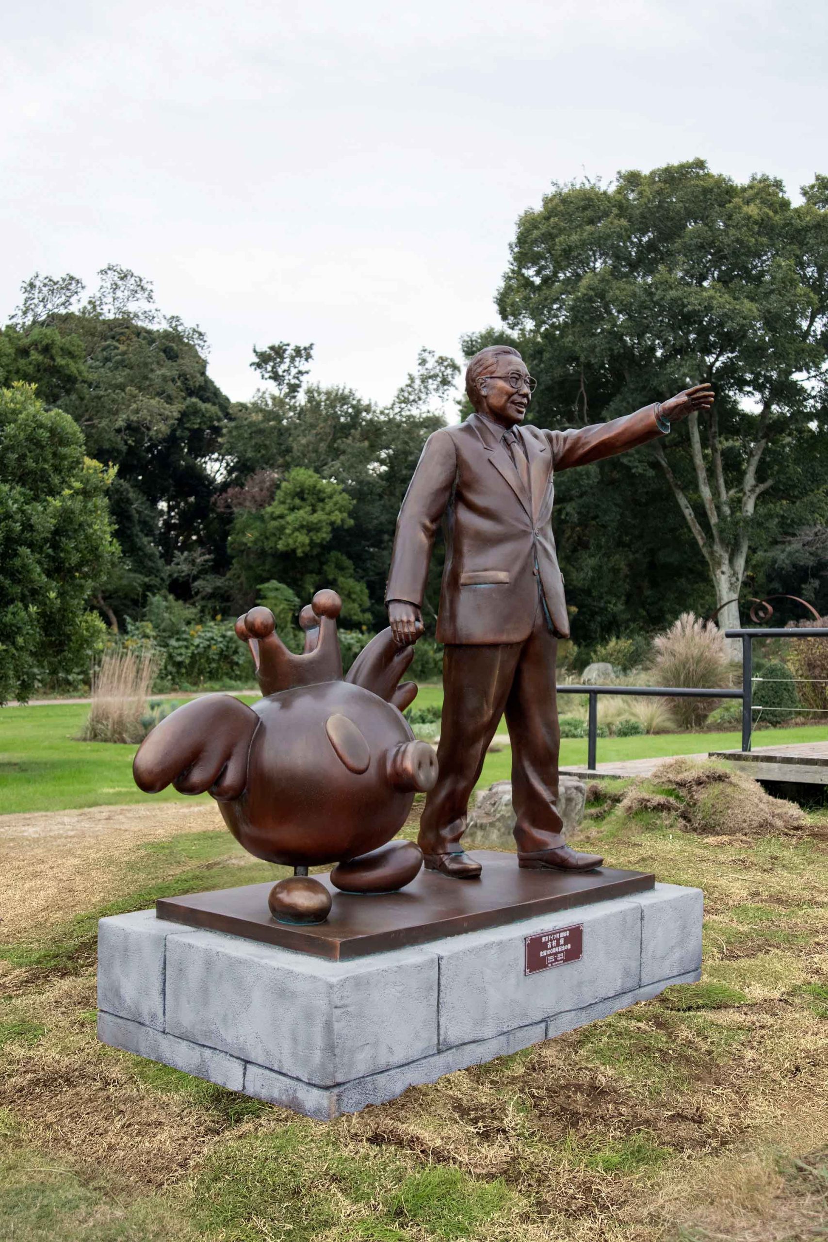 東京ドイツ村会長とホーリー像